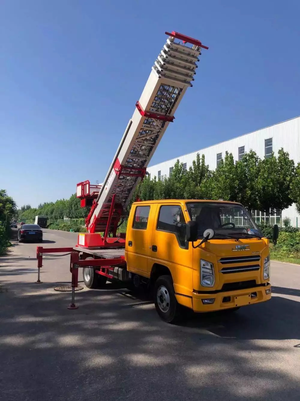 惠济附近的云梯车出租服务：轻松解决高空作业需求